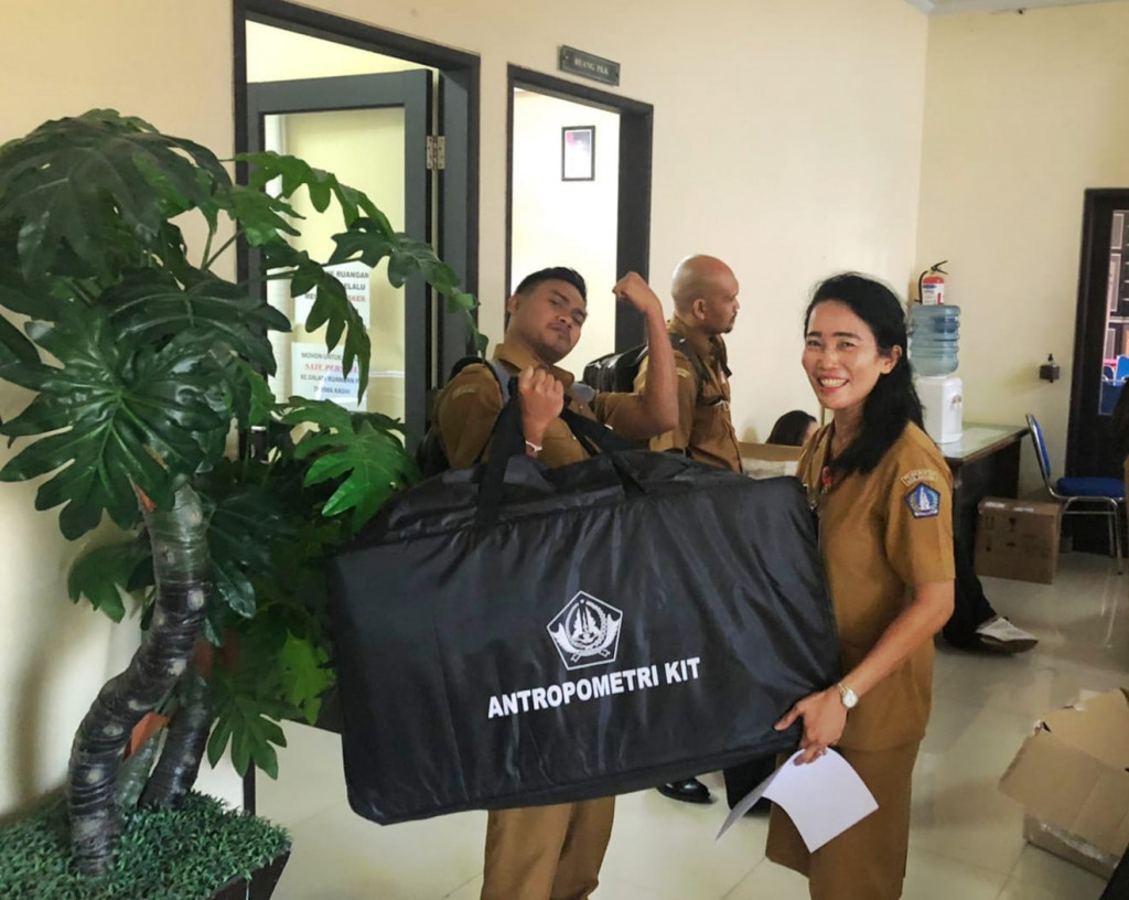 Penyerahan Antropometri Kit kepada masing-masing Kelian Banjar Dinas di Desa Dalung